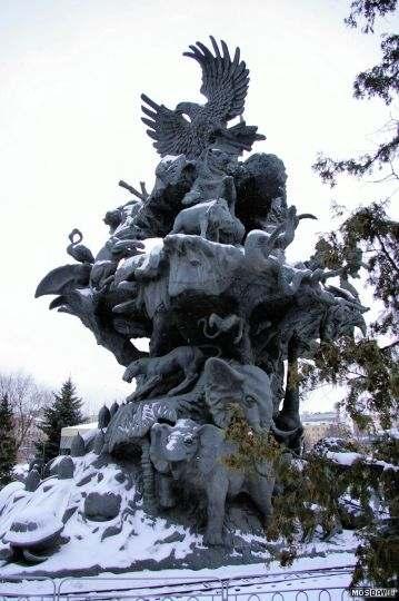 크레믈린의이름없는병사들에바쳐진비석의근처에세워진곰과사자같은동물들의조각상은소비에트적인기억을동화적판타지의세계로덮어버린다. 모스크바시민들은체레텔리의 순수한 조각상으로장식된마네쥐광장 (М ан ежн ая п ло щ адь) 의분수를산책한다.