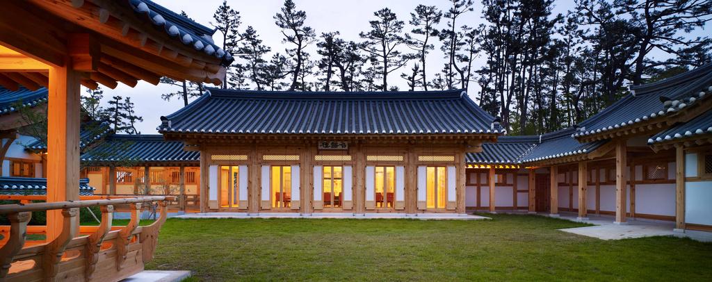 Ho An Jae 蝴 安 齋 한옥 스위트 Traditional Korean House Complex 2 2 안채 - 객실 2개, 사랑채(회의실), 별채 지상층: 359m 지하층: 107m Anchae (Inner House) - 2