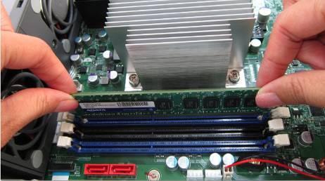 4. RAM 모듈의가장자리를잡습니다. RAM 모듈의금속가장자리에있는노치와 RAM 슬롯의 노치를정렬합니다. RAM 모듈을 RAM 슬롯에더이상들어가지않을때까지삽입합니다. 5.4 TS-251, TS-451 다음단계를따라 RAM 모듈을 NAS 에설치하십시오. 1.