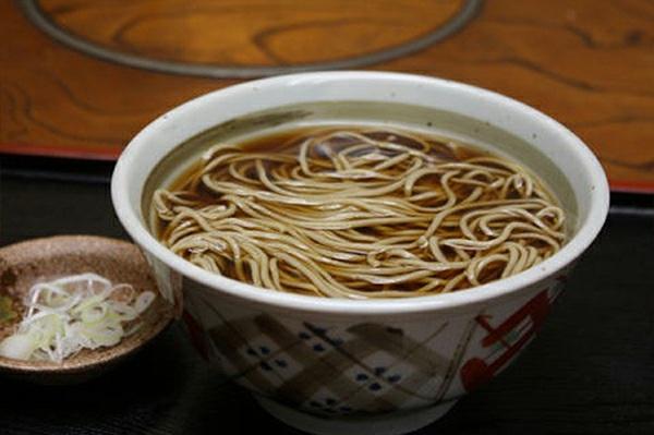 13. かけ (KAKE) Plain buckwheat noodle in hot broth