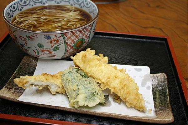 穴子 (ANAGO) buckwheat noodle with sea eel Tempura 붕장어튀김소바星鳗天荞面