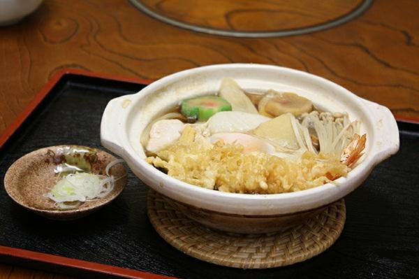 鍋焼き (NABEYAKI) Udon wheat noodle and various ingredients in soup