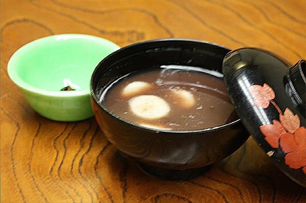 そば汁粉 (SOBA SHIRUKO) Sweet adzuki bean soup with sticky rice cake