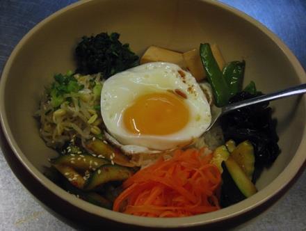 Kimchigryta med glasnudlar, tofu och grönsaker, toppad med rå äggula och vårlök) VG58.