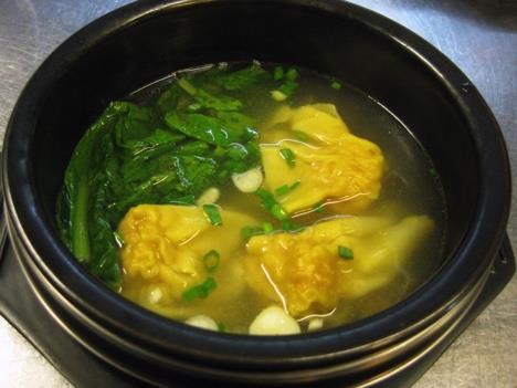 grönsaker och vårlök) 55. BEEF KIMCHI SPICY SOUP 매운김칫국 SPICY! Soup with sliced beef, tofu, vegetables and kimchi 75:- (STARK!