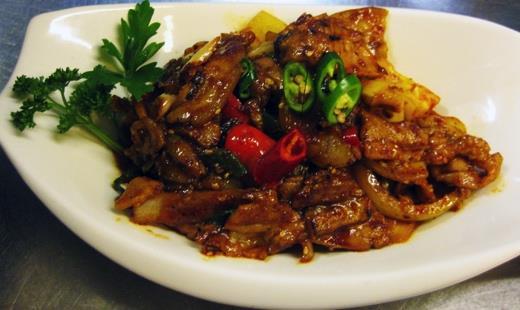 Served with rice and Korean side dishes (Teppanstekt marinerat skivad entrecote med vitlök, färska champinjoner och lök.