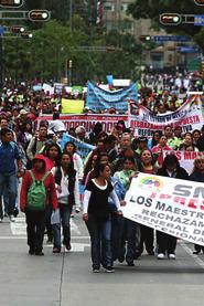 [ 뉴스와쟁점 ] 2013 년멕시코교육개혁을둘러싼에피소드 19 교육개혁에반대해거리로나온교사들 ( 이미지출처 : http://www.informador.com.