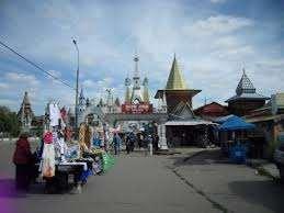 구시가지인 ' 스타르이아르바트 ' 와신시가지인 ' 노브이아르바트 ' 로나뉘는데, 관광철이면붉은광장다음으로많은관광객들이찾는모스크바의대표명소이다.
