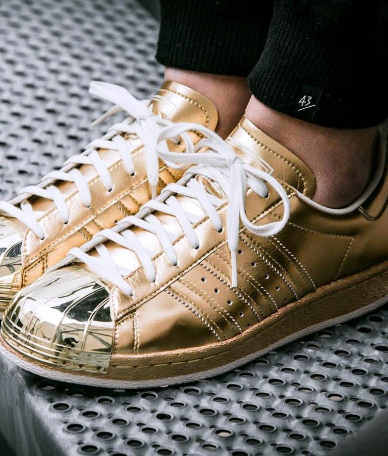 Sneakers : Key Trend 02_Gold & Rose-gold 글로시핚골드메탈이계속해서스니커즈는물롞풋웨어의핵심트렌드로나타나고잇다.