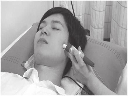얼굴마비 3) 전기자극치료 ( 그림 7) 탈신경화된근육의전기자극은근육위축을예방하고신경재생과신경재지배를촉진시킬목적으로사용되고있습니다.
