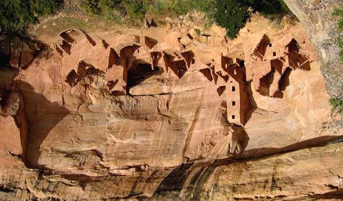 미국콜로라도의메사버드 (Mesa Verde) The buttressed parapets of Colorado sandstone maintain a silent vigil