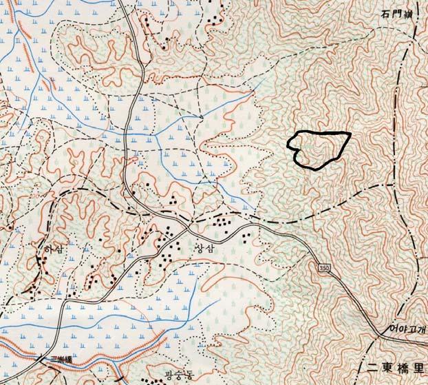 산림의공익기능계량화연구 2 호구 1 호구 < 그림 2-1> 양주산림수문유역시험지위치도 나. 시험방법산림의잠재적수질정화기능을계량화하기위해양주산림수문유역시험지에서대조유역법을실시하였다. 대조유역법은산림수문유역시험방법중대표적인것으로인접한처리및무처리유역의차이를처리효과로간주하여시험하는방법이다.