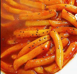 떡볶이 / 라떡볶이 Tuk Pokee/with noodles... Korean spicy rice cakes with thin fish cake and vegetables (Spicy) 17 7 / 13 16. 두부김치볶음 Tofu Kimchi 19. 20.