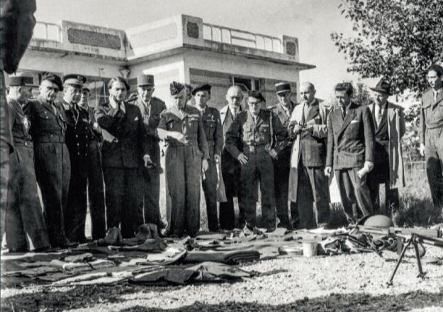 한국전쟁 지원병의한국파병전프랑스가사용할군장비를확인하고있는막스르전프랑스국방부차관 1950 년 9 월, 프랑스사르트오부르훈련기지 Camp d Auvours, Sarthe, France, septembre 1950.