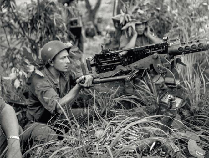 한국전쟁 12.7mm 브라우닝기관총을조종하는클레망송하사 1951 년여름 Eté 1951.