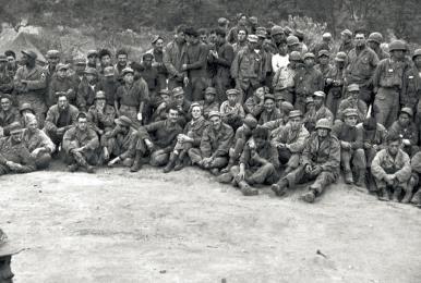 Français et Coréens lors du premier séjour de repos au camp de Kapyong à l automne 1951.