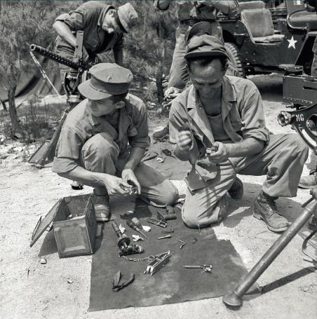 지원군들이티본고지전투에사용될브라우닝 M1919 A4 기관총을청소하고있다. 1952 년 5 월 -6 월 Mai juin 1952.