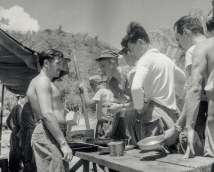 한국전쟁 티본전투중프랑스지원병들이식사를배급받고있다. 1952 년 7 월 -8 월, 철의삼각지 Secteur du Triangle de fer, juillet - août 1952.