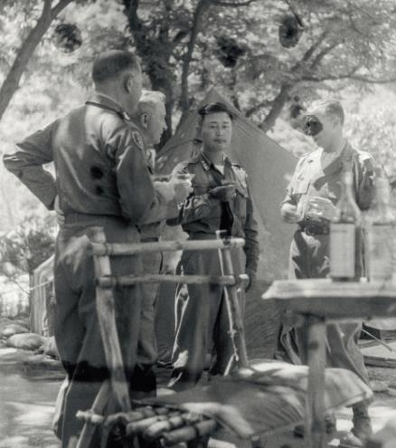 한국전쟁 1952 년여름, 철의삼각지프랑스기지를방문한한국장군 Secteur du Triangle de fer, été 1952.