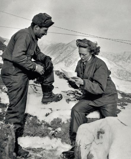 한국전쟁 프랑스지원병과화를나누는프랑스몽보아스사회복지사 1951-1953 년, 한국 Corée du Sud, 1951-1953.