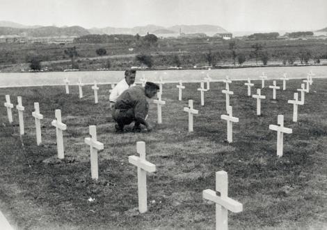 한국전쟁 프랑스군의관이유엔묘지프랑스군무덤을찾은모습 1952 년, 단곡 ( 부산부근 ) Tan-Gock (à proximité de Busan), 1952.