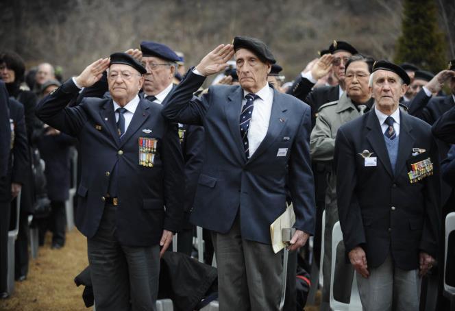 한국전쟁 부채뜰전투 (1951 년 5 월 17 일 ) 전적비에참배하는정부관계자및용사들 2008 년 12 월 Décembre 2008.