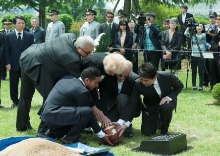 Mission de défense 한국전쟁 지평리역앞에그려진지도를보며당시전쟁상황을되새기는제 2 중지아트하사 2014 년 10 월 Octobre 2014. M.