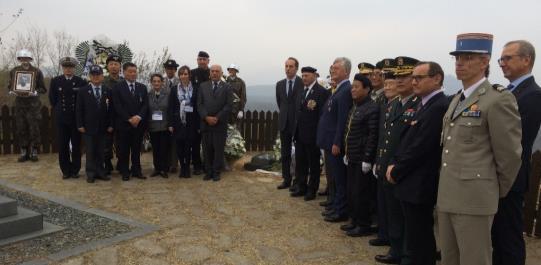 한국전쟁 파비앙페논주한프랑스사, 프랑스군관계자, 프랑스한국인용사들이 11 월 11 일을맞아프랑스의프랑스및한국병사들의희생에경의를표하고있다, 2015 년 11 월 11 일, 용산전쟁기념관 Mémorial de la Guerre de la République de Corée, 11 novembre 2015.