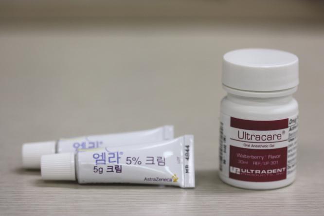 J Korean Acad Pediatr Dent 38(1) 2011 있다 5,8,9). Benzocaine은 diethylamine말단이제거된프로카인유도체로물에는거의녹지않아도포된표면에비교적오래잔류하며혈류내로의흡수도느리다.