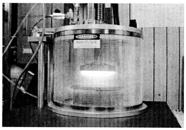 Fig. 24. Photograph of plasma deposition on PES film. 라. 유기무기하이브리드기체투과방지막제조 /. 유기/ 무기하이브리드실리콘화합물위에코팅되는무기물기체투과방지막은플라즈마화학증착법을사용하여헥사케틸디실옥산(HMDSO) 을산소존재하에서 RF 전원(Advanced Energy.