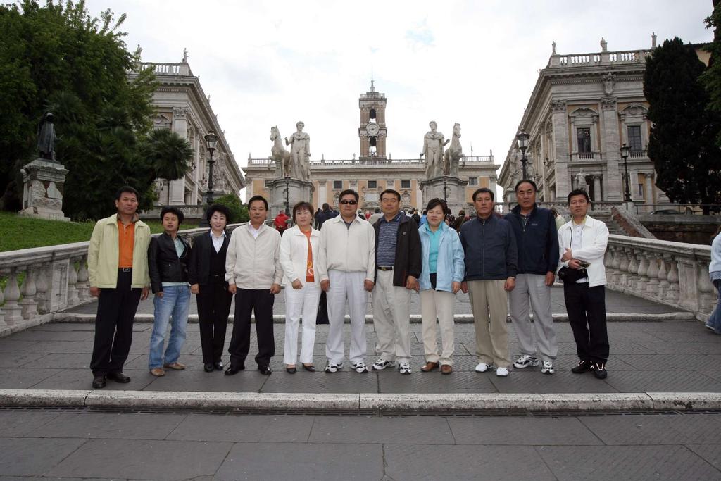 관광객들에게는소매치기와좀도둑으로악명이높지만그럼에도불구하고로마는매년수많은관광객으로붐빈단다. 전설에의하면로마는군사와전쟁을주관하는신 ( 神 ) 인마르스와인간인레아실비아의사이에서태어난쌍둥이형제레무스 (REMUS) 와레물루스 (ROMULUS) 에의해서건국되었다고한다.