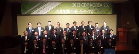 Hankook Tire CSR Report 2012/13 32 CC-1 에너지 / 탄소경영 한국타이어는 2011년의온실가스인벤토리구축결과를 CDP 2012를통해공개적 (Public) 으로보고하여공개점수향상부문에서수상하였습니다. 또한물류활동에서의배출량산정을위한현황파악및전사기후변화대응추진계획을세움으로써글로벌탄소경영기업도약의기반을마련하였습니다.