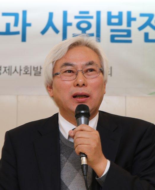 사회적대화 도삶을유지할수있어야하는것으로임금노동자보호에서출발했다고할수있습니다. 이처럼기여한이력을근거로소득보장을하는사회권이성역할과고용형태변화로문제가발생하고있습니다. 성역할변화에따라여성이경제활동에참여함에따라돌봄에대한공백이발생하였고, 노동시장변화에따라기술변화 글로벌화등고용형태가변화함에따라근로빈곤 직업능력마모같은문제들이대두되고있습니다.