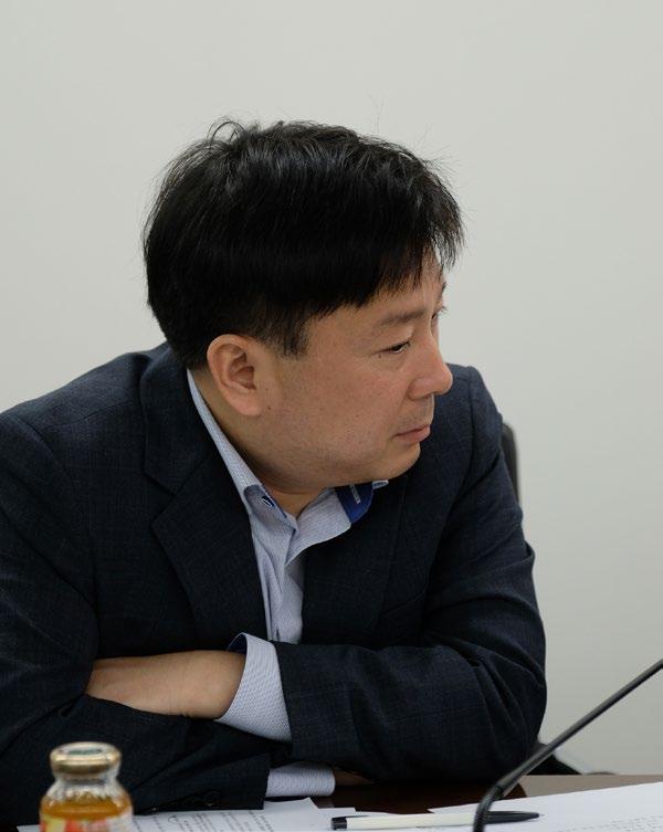 대통령소속경제사회발전노사정위원회 김영완 임금문제에대해말씀을드리면, 근로시간이줄어든만큼임금이줄어들텐데요, 물론정확히예측하기는어렵습니다. 제조업과비제조업의차이도있겠지만규모에따라차이가있지않을까생각합니다. 그러니까예를들어서제조업에서는임금삭감이되고서비스업은아닐것이다이런측면이아니라, 회사의규모가작다보면서비스업이든제조업이든근로자들의소득감소가더두드러지지않겠는가생각합니다.