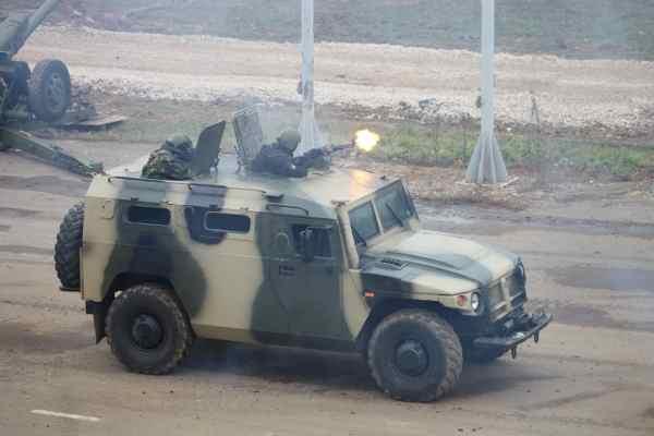 7톤급으로현재 LAV와 LTV(Light Tactical Vehicle, 경전술차량 ) 버전으로제공최고속도 105km/h, 항속거리 700km 9.