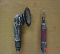 4) Power Tool Cleaning : Power brush, Disc Grinder, Needle scaler 등을사용하여소지표면에조도가형성되도록페인트, 단단한녹, 흑피등을제거하는방법을말하며주로 Blast Cleaning 이불가능한조건에서많이사용한다.