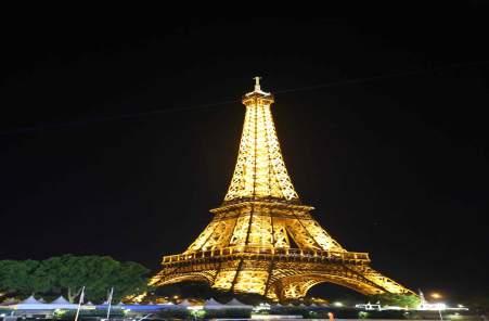 밖에서바라보는에펠탑도좋지만, 전망대에서내려다보는파리의경관도특별하다. 전망대는세군데있으며, 다리 4개의동쪽코너와서쪽코너에서들어갈수있다.