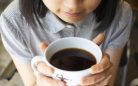 Why Caffeine Can Reduce Fertility in Women ( 연합뉴스 2011.5.27) 미국네바다대학의과대학의숀워드 (Sean M. Ward) 박사는커피의주성분인카페인이난소로부터난자가자궁으로이동하는것을방해함.