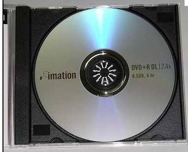 3. DVD(Digital Video Disk 또는 Digital Versatile Disk) - DVD는 1990년대초도시바, 타임워너, 소니, 필립스등의회사들이 CD와동일한크기의디스크에대용량의정보를저장할수있는차세대저장장치로개발 - 1995년 9월에 DVD포럼을구성하여표준규격을제정하는노력 - DVD 포럼은 DVD-ROM, DVD-R, DVD-RW,