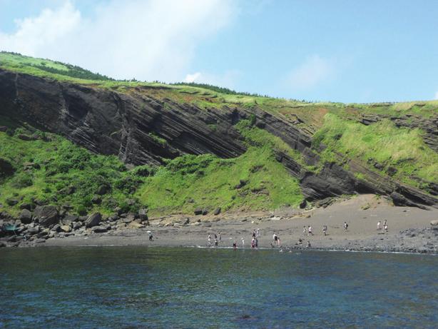 검멀레 해빈의 분포. 해빈의 서쪽(사진 왼쪽)은 소머리오름 응회구의 화구륜이며, 동쪽(오른쪽)은 분출 후기단계 에서 흘러나온 용암류 화산암 분포지역. b.