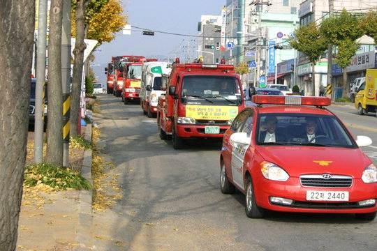 긴급자동차출동방해차량단속 대전일보 15 면 서산소방서 ( 서장김봉식 ) 는소방차량출동운행정보를저장할수있는 ' 차량용블랙박스 ' 35 대를전차량에설치완료하고, 긴급출동을방해하는차량에과태료를부과한다고 12 일밝혔다. 단속대상은화재 구조 구급등소방차량긴급출동때앞에끼어들어진행에지장을주거나피양 ( 안전 ) 공간이있는데도양보하지않는차량이다.