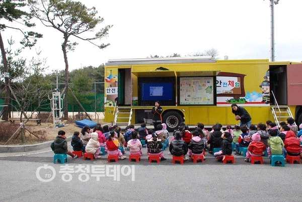 당진署이동형안전체험장운영 충청투데이 19 면 당진소방서는지난 2 일부터 13 일까지당진관내 9 곳의유치원 초등학교어린이 1