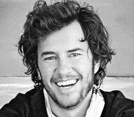 DREAMER BLAKE MYCOSKIE 블레이크마이코스키는아르헨티나아이들이신발없이생활하는모습을보고 1+1 이라는간단한사업모델을기반으로 TOMS Shoes 사를설립했다. 한켤레의신발을구입하면또다른한켤레는전세계어려운어린이에게기부하게되는아이디어는전세계의소비자들의관심을끌었다.