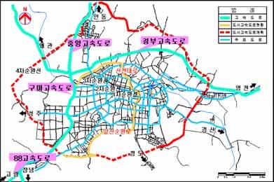 요약 7 2. 교통관련현황분석 광역교통망 대구광역시의광역교통망체계를보면, 철도인경부선이대구역을중심으로동서로관통하고있으며도로망은경부고속도로, 중앙고속도로, 구마고속도로, 88고속도로등 4개의고속도로가관통하고있음 도로시설현황 대구광역시의도로연장은 1995~2002년간연평균 2.