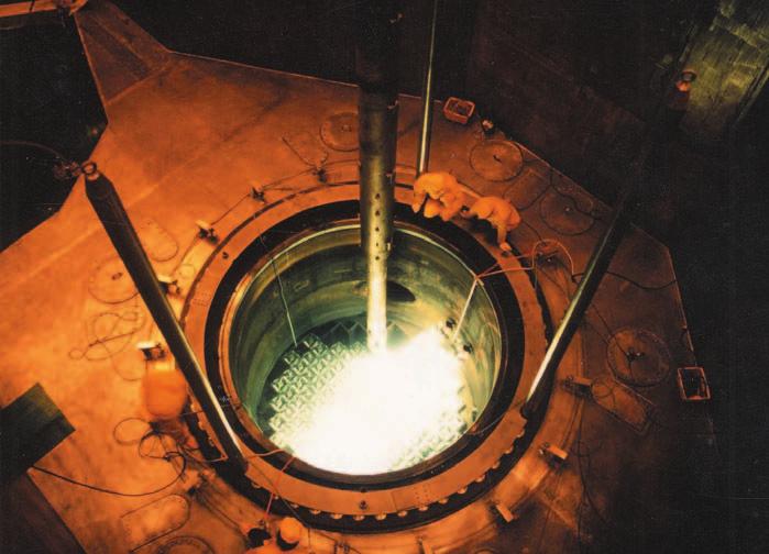 3. 사용후핵연료처리 우라늄-235 펠렛은원자로안에서핵분열을하면서열에너지를냅니다. 4% 정도농축된펠렛 1개 (5 그램 ) 가내는열에너지는석유 450l, 석탄 700kg을태울때나오는에너지와맞먹는양입니다.