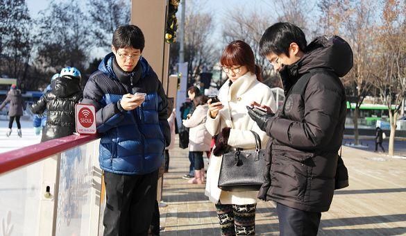 서울시공공무선인터넷 (WiFi) 구축및운영 -추진방향 ( 정보화획단 ) 시민통신복지향상을위해이통통신 3사와함께서울주요지역에스마트폰, 태블릿PC, 노트북,PDA 등단말기만있으면무선인터넷을사용할수있도록무료 WiFi 구축 추진기간 :2011 년 ~2014 년 2011년 2012년 2013년 2014년