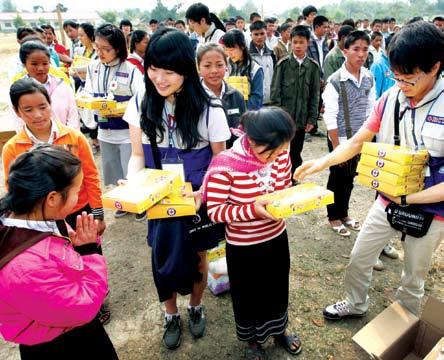 선물보따리가한가득들려있었지만얼굴 주관하는이번봉사활동에는대학적십자 적십자해외봉사활동은 1993 년부터매 이들은출발 3 일전대한적십자사경기 은소풍가는아이들처럼기쁜모습이었다. (RCY) 회원과일반대학생 37 명, 지원인력 년대학적십자 (RCY) 회원과일반대학생 도지사강당에모여사전교육을받았다.