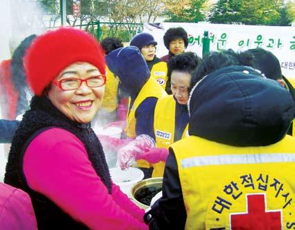 www.redcross.or.kr Activity 2010 년 2 월 1 일제 514 호 경남지역아이티에구호의손길 사랑의떡국나눔 강진으로아비규환상태에놓인아이티도아이티에희망의빛을전하고자마련한공화국에대한지원이경남지역에서도이 1천여만원의성금을전달했다. 어지고있다.