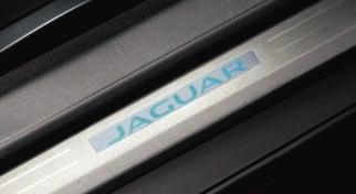 Jaguar 로고와 누벅 엣지 바인딩이 적용된,00g/m 크기의 럭셔리한 맞춤형 파일 프론트 카펫 매트가 깔려 있습니다.