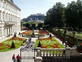 미라벨궁전, 정원미라벨궁전에는모차르트가대주교를위해연주했던대리석홀이있으며, 지금은실내악콘서트홀로쓰이고있으며 17세기초디트리히대주교가건립하였다.
